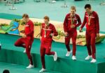Niklas Larsen og Casper Folsach, der som de sidste forlader sejrsskamlen ved OLi Rio efter at være hyldet for bronzen i 4 km holdforfølgelsesløb, kørte i nat World Cup-guld hjem til Danmark i parløb. Lasse Norman har midlertidigt indstillet baneaktiviteterne, mens den fjerde olympiske medaljetager på billedet Frederik Rodenberg vender hjem fra den aktuelle opgave med guld i holdforfølgelse. 