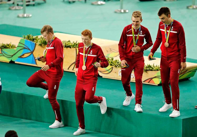 Niklas Larsen og Casper Folsach, der som de sidste forlader sejrsskamlen ved OLi Rio efter at være hyldet for bronzen i 4 km holdforfølgelsesløb, kørte i nat World Cup-guld hjem til Danmark i parløb. Lasse Norman har midlertidigt indstillet baneaktiviteterne, mens den fjerde olympiske medaljetager på billedet Frederik Rodenberg vender hjem fra den aktuelle opgave med guld i holdforfølgelse. 