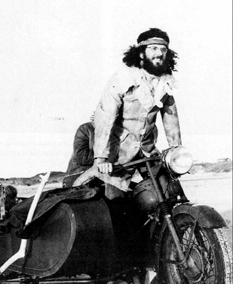 1971. Ole Grünbaum er kørt op på et bjerg lidt nord for Oslo på sin Nimbus for at forsøge at slutte fred med sig selv og den gud, han aldrig før har taget alvorligt. 