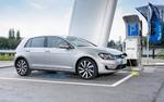 DELTIDS-EL. VW Golf GTE er en plug-in-hybrid og her får den strøm fra en tysk ladestander. Det skal være forbudt på offentlige ladepladser i Danmark, mener Vejdirektoratet. 