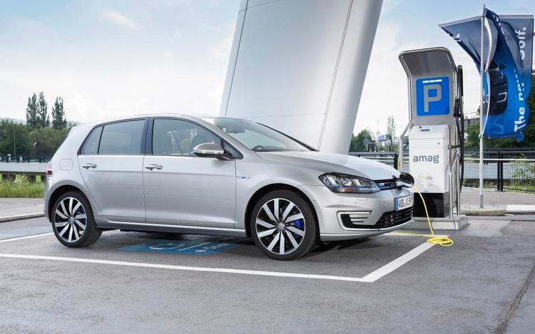 DELTIDS-EL. VW Golf GTE er en plug-in-hybrid og her får den strøm fra en tysk ladestander. Det skal være forbudt på offentlige ladepladser i Danmark, mener Vejdirektoratet. 