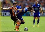Dukkert. Mesteren Riyad Mahrez (th) scorede for Leicester, men  blev dukket af Hull. 
