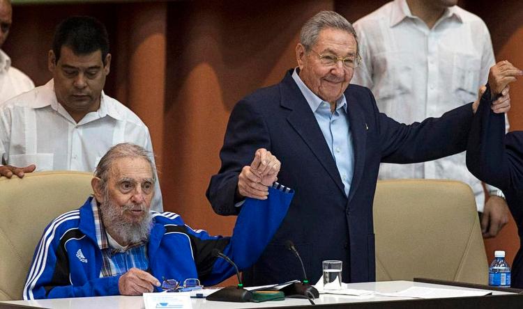 magt. Siden revolutionen i 1959 har Fidel Castro styret sit ørige med hård hånd indtil for otte år siden, da han på den 7. partikongres på grund af svigtende helbred overlod magten til sin bror Raul(th.). 