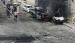 Foto fra Manbij fra slutningen af juli, som støtter af Islamisk Stat har delt. Viser, hvordan beboere fra byen samler sig omkring de nedbrændte biler efter et luftangreb på byen. 