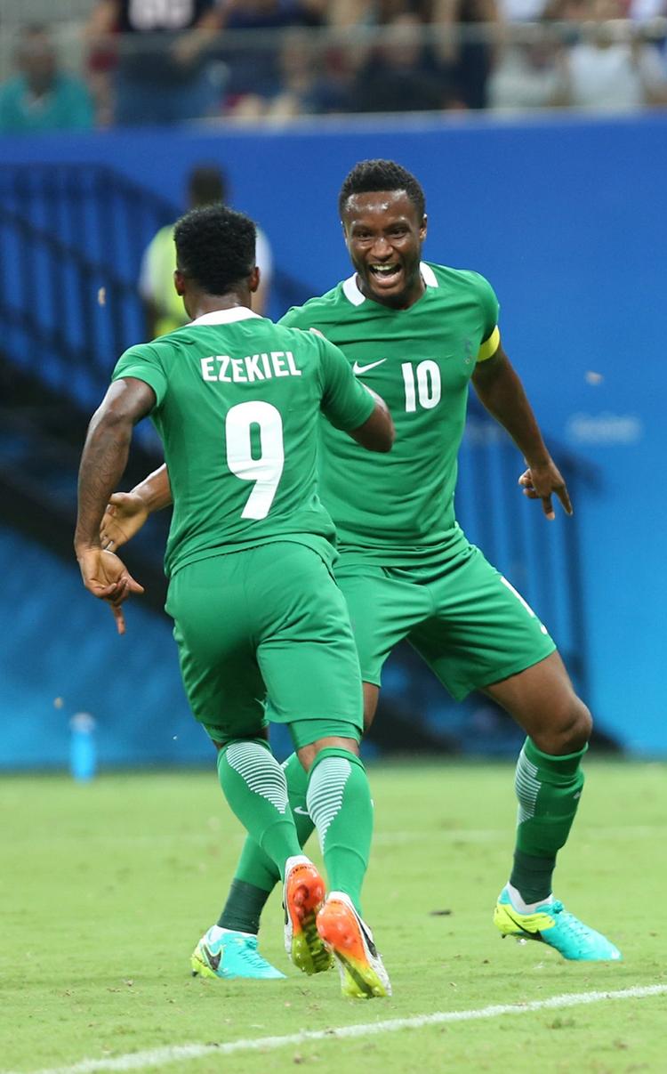 Stjerne. Chelsea-profilen John Obi Mikel - der her jubler sammen med Imoh Ezekiel - er både anfører og en slags sponsor for det nigerianske OL-landshold, som Danmark møder i kvartfinalen. Foto: Michael Dantas/AP 