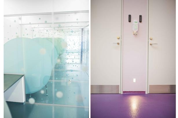 Stofindtagelsesrummene (tv.) er indrettet i blå farver, der skal give brugerne fornemmelsen af ro og klarhed. Alle dele af bygningen er indrettet i farver, der skal understøtte rummenes funktion. 