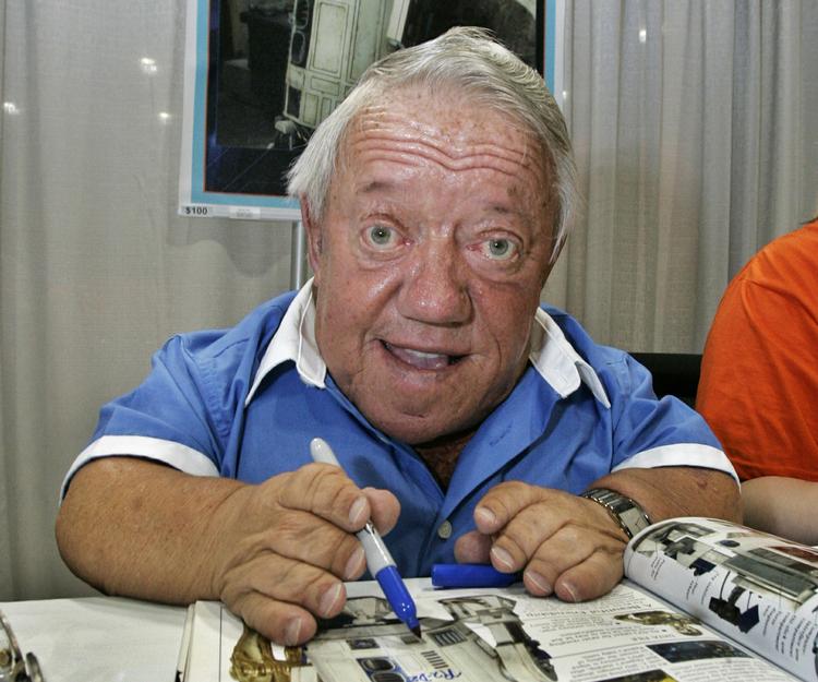 Farvel. Skuespilleren Kenny Baker målte kun 112 centimer i højden. 