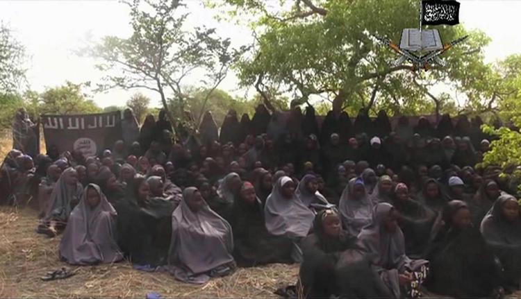 Foto fra en tidligere videoer udsendt fra Boko Haram i maj 20 2014, kort tid efter at de næsten 300 piger blev kidnappet. 