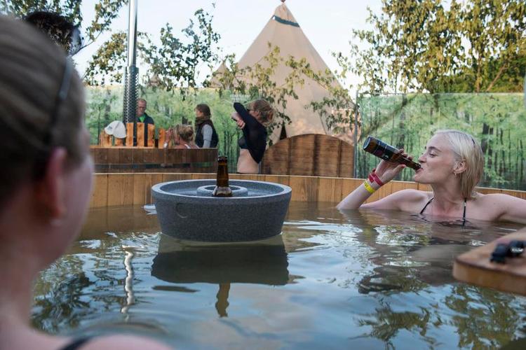 Succes. Heartland-festivalen trak i år 10.000 mennesker til halvanden dag med musik, foredrag, wellness mm. Pris: 965 kroner. For kulturministeren et eksempel på, at høje priser ikke afskrækker folk. Foto: Kenneth Lysbjerg Koustrup 