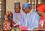 Fri. Amina Ali mødes med Nigerias præsident Muhammadu Buhari den 19. maj.  Amina Ali er den første af de bortførte såkaldte 'Chibook-piger', der er sluppet fri 