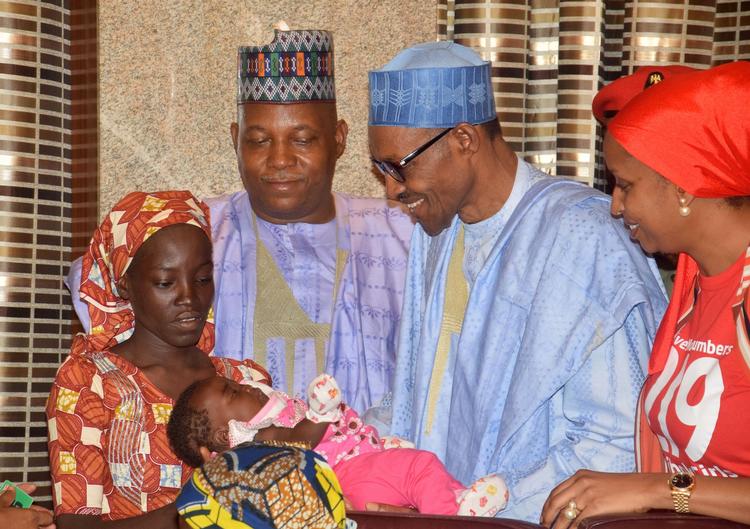 Fri. Amina Ali mødes med Nigerias præsident Muhammadu Buhari den 19. maj.  Amina Ali er den første af de bortførte såkaldte 'Chibook-piger', der er sluppet fri 