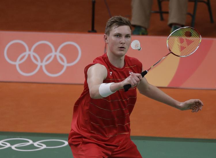 storspil.  Viktor Axelsen vandt suverænt sin anden kamp ved OL og er nu storfavorit i ottendedelsfinalen i morgen mod irske Scott Evans. 