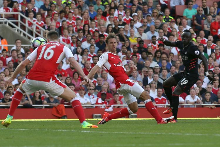 3-4. Liverpools Sadio Mane (th) snor sig gennem Arsenal-forsvaret og slutter af med at sende bolden i mål til Liverpool-føring 4-1. 