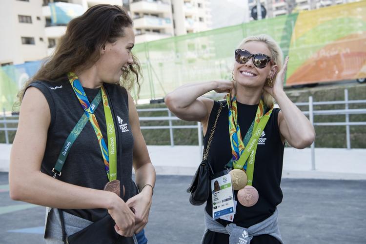 Medaljeglæde. Pernille Blume(th.)  vandt guld på 50 meter fri, mens Mie Ø. Nielsen (tv.) var en del af bronzeholdkappen. 