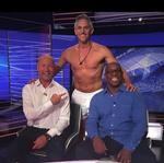 tv-strip. Værten for 'Match of The Day', Gary Lineker (midt) holdt masken, mens medværter Alan Shearer (tv) og Ian Wright morede sig under udsendelsen. 