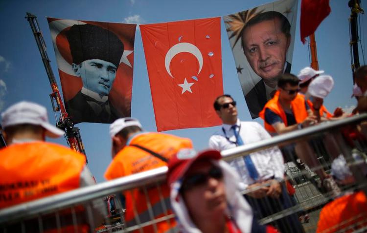 ledere. Efter kupforsøget i juli fremstår præsident Erdogan som den tyrkiske nations anden store redningsmand efter landsfaderen Atatürk. 