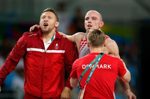 Mark O. Madsenjubler sammen med landstræner Szymon Kogut. 