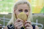 hilsen. Pernille Blume blev den første danske svømmer med OL-guld siden 1948,  og nu kan Politiken overbringe hende en hilsen den ene af de to forgængere, den nu 89-årige Greta Andersen. 