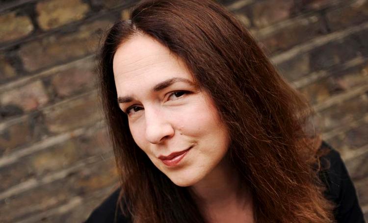 BLIK. Lonnie Moore skriver personer frem i sine noveller, som nok har liv, der hænger i laser, men samtidig er vanvittig skarpe iagttagere af det groteske og det grotesk morsomme i livet. Foto: Linda Nyland 