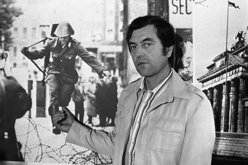 Conrad Schumann, fotograferet i 1981 som 39-årig foran det, der endte med at være et af de mest ikoniske billeder fra Murens opdeling af Berlin. 