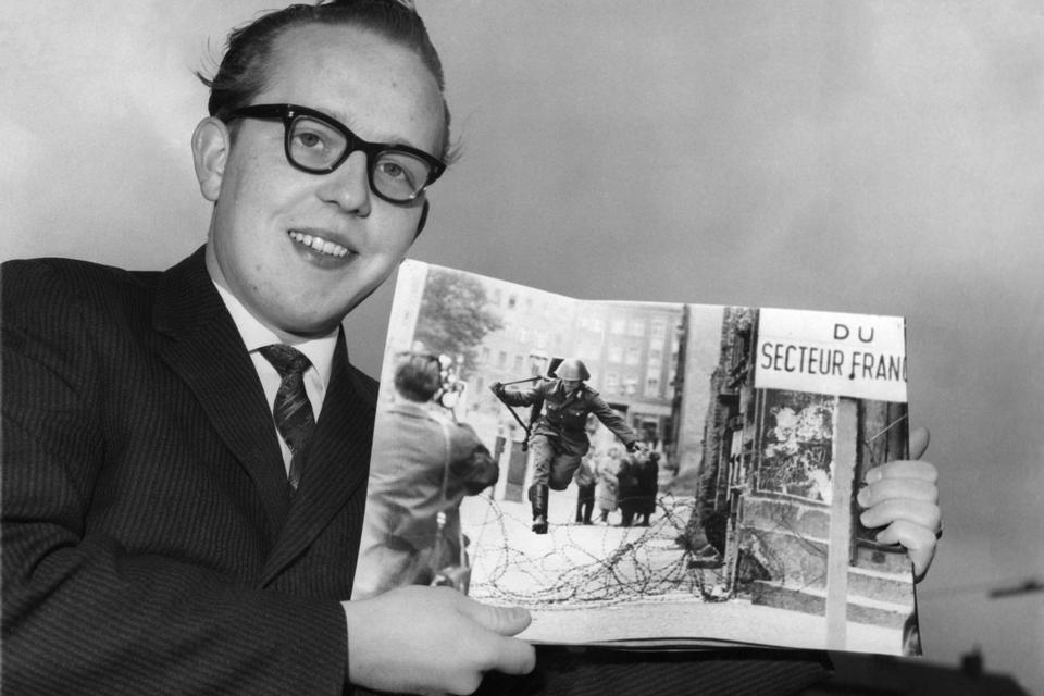 Og fotografen bag billedet: Peter Leibing, som vandt flere priser for det, blandt andet førsteprisen i National Press Photographers Association. Leibing er her fotograferet i 1962. 