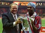 højdepunktet. Dalian Atkinson sammen med Aston Villas manager Ron Atkinson efter klubbens sejr i pokalfinalen mod Manchester United i 1994. 