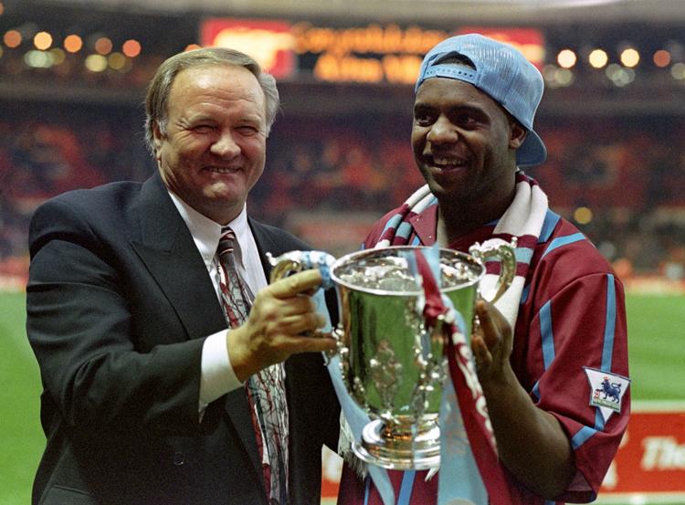 højdepunktet. Dalian Atkinson sammen med Aston Villas manager Ron Atkinson efter klubbens sejr i pokalfinalen mod Manchester United i 1994. 