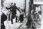 15.  august 1961 lod han sit maskingevær glide af skulderen - og et par sekunder efter var Conrad Schumann i Vesten. 