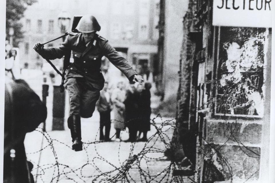 15.  august 1961 lod han sit maskingevær glide af skulderen - og et par sekunder efter var Conrad Schumann i Vesten. 