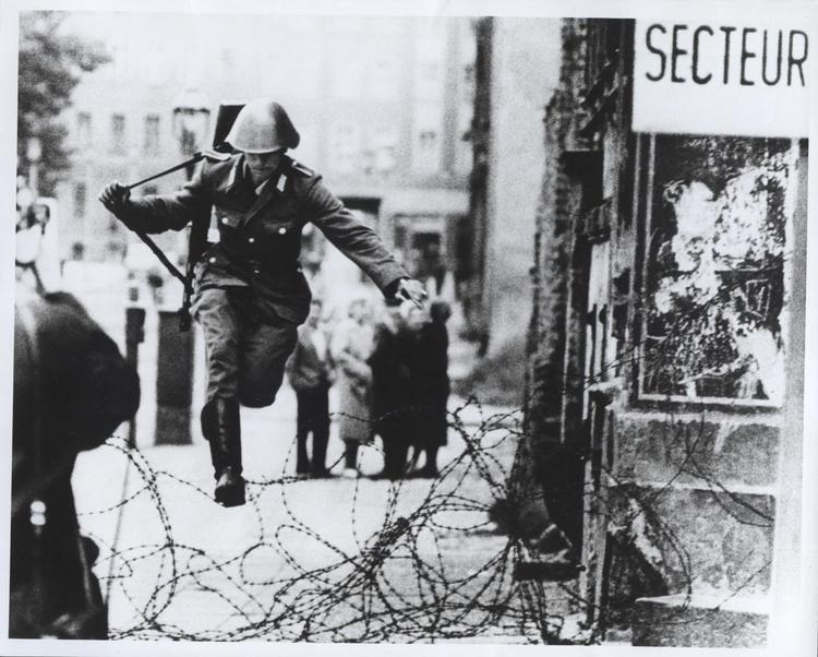15.  august 1961 lod han sit maskingevær glide af skulderen - og et par sekunder efter var Conrad Schumann i Vesten. 