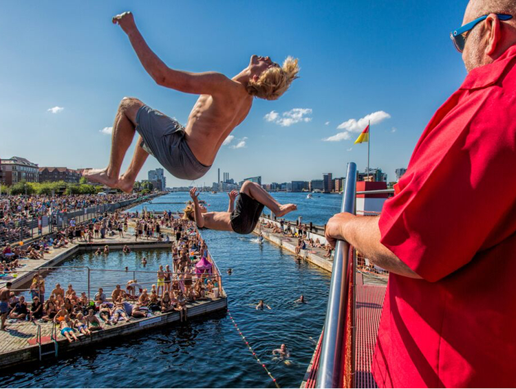 Plask. Det største plask sikrer dig et danmarksmesterskab. Og det er ikke kun Tsunami Lars og Tårnspringer Thomsen, der kan deltage. Mesterskaberne er nemlig åbne for alle. 