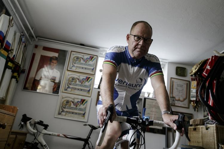 kondifænomen. Hans-Henrik Ørsted bor nu ved vandværket i Lejre, tæt på Ledreborg Slot. Her har han et helt 'karriere-museum' i kælderen. Og han kører stadig cykel på landevejen. 