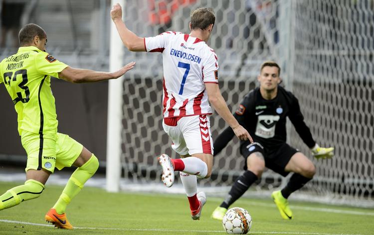 2-1. AaB's Thomas Enevoldsen (midt) løber fra Andreas Nordvik (tv) og scorer til 2-0 mod Esbjerg-målmand Jonas Jensen. 