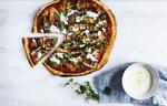 Hjemmelavet. Pizza i en mere raffineret udgave med grillede grøntsager, en mild yoghurtdressing og masser af frisk oregano 