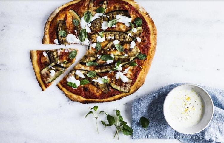 Hjemmelavet. Pizza i en mere raffineret udgave med grillede grøntsager, en mild yoghurtdressing og masser af frisk oregano 