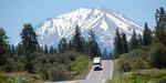 Kørselvferie. I bil på de amerikanske landeveje. Her med Mount Shasta, Californien, i baggrunden. 