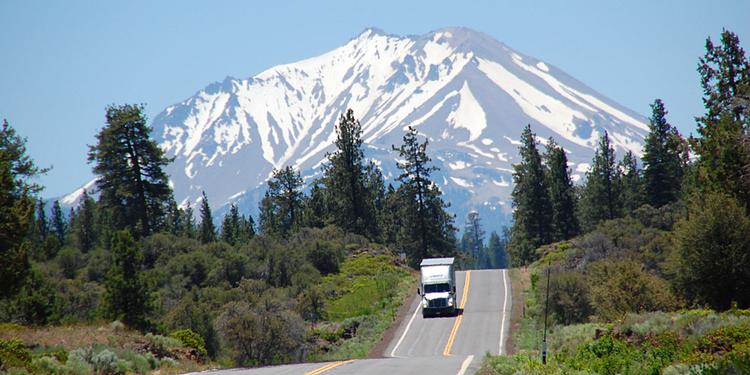 Kørselvferie. I bil på de amerikanske landeveje. Her med Mount Shasta, Californien, i baggrunden. 