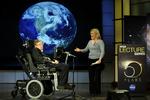 Og her præsenteres han af datteren Lucy Hawking før en tale med titlen 'Hvorfor skal vi rejse ud i rummet', som han holdt for den amerikanske rumfartsorganisation Nasa i Washington i 2008. 
