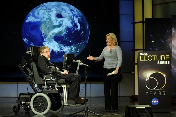 Og her præsenteres han af datteren Lucy Hawking før en tale med titlen 'Hvorfor skal vi rejse ud i rummet', som han holdt for den amerikanske rumfartsorganisation Nasa i Washington i 2008. 