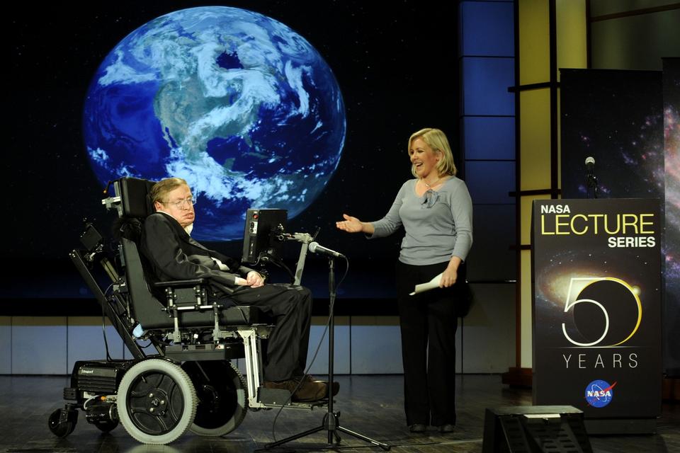 Og her præsenteres han af datteren Lucy Hawking før en tale med titlen 'Hvorfor skal vi rejse ud i rummet', som han holdt for den amerikanske rumfartsorganisation Nasa i Washington i 2008. 