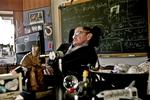 Til hverdag arbejder han på et kontor i Cambridges Universitet, hvor han står i spidsen for fakultetet for anvendt matematik og teoretisk fysik - et lille kontor med plads til store tanker. 