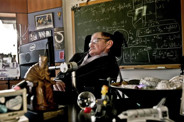 Til hverdag arbejder han på et kontor i Cambridges Universitet, hvor han står i spidsen for fakultetet for anvendt matematik og teoretisk fysik - et lille kontor med plads til store tanker. 