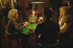 Der er også plads til spøg i Hawkings univers. I 1993 spillede han med i et afsnit af tv-serien Star Trek, hvor han skulle spille poker med Einstein, Newton og en af hovedpersonerne, Data, der her sidder med ryggen til kameraet. 