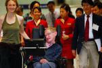 Stephen Hawking har de seneste år rejst verden tynd som gæst til foredrag og møder om rumforskningen. Her modtages han af Paul Ching-wu Chu, der er rektor for Hong Kongs Universitet for Videnskab og Teknologi. 