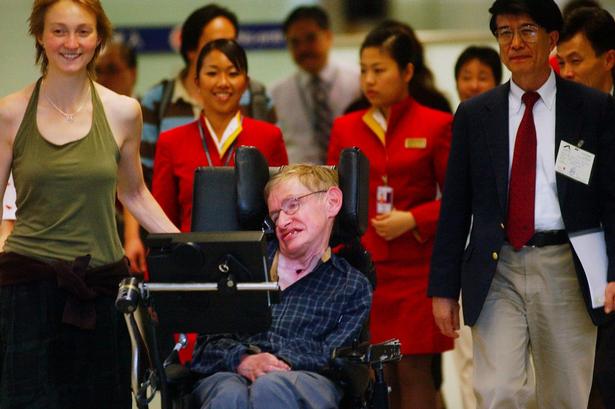 Stephen Hawking har de seneste år rejst verden tynd som gæst til foredrag og møder om rumforskningen. Her modtages han af Paul Ching-wu Chu, der er rektor for Hong Kongs Universitet for Videnskab og Teknologi. 