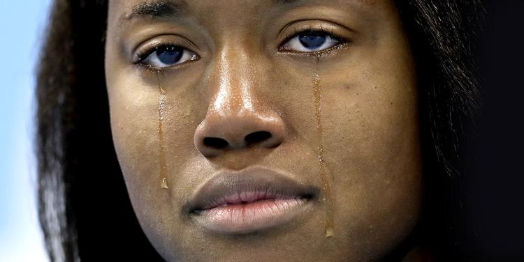 OL. Svømmeren Simone Manuel brød ud i tårer, da hun skulle have modtage guldmedaljen efter sin sejr i 100 meter fri. 