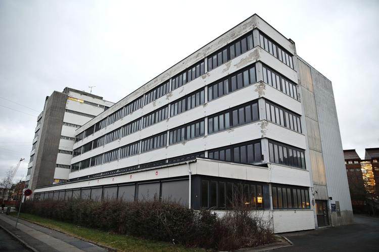 Boliger. Københavns Kommune huser flygtninge midlertidigt i denne bygning på Ottiliavej i Valby. Nu vil Frederiksberg Kommune også huse flygtninge i dette område - 2,5 kilometer væk i en ejendom i Centerparken i Valby. Det møder modstand. 