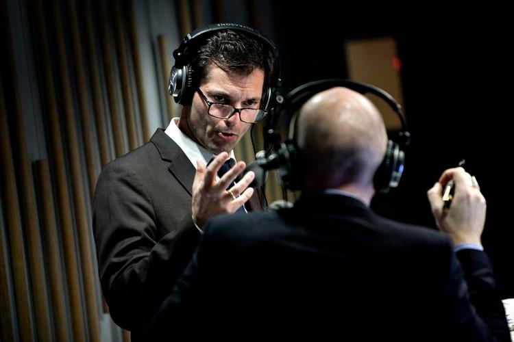 I studiet. Mads Brügger og Mikael Bertelsen i studuet da radioen åbnede i 2011. Foto: Joachim Adrian 