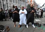 DEMONSTRATION. Anjem Choudary og et par af hans støtter protesterer under en 'Muslimer mod korstog'-demonstration foran den amerikanske ambassade i London. 