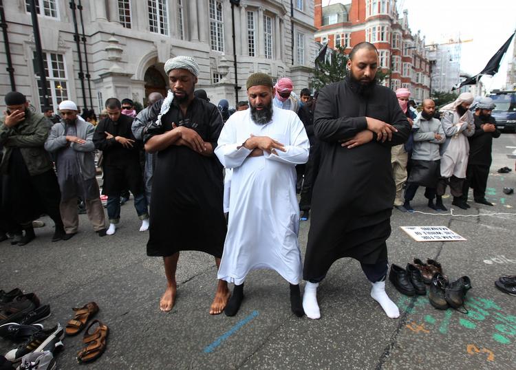 DEMONSTRATION. Anjem Choudary og et par af hans støtter protesterer under en 'Muslimer mod korstog'-demonstration foran den amerikanske ambassade i London. 